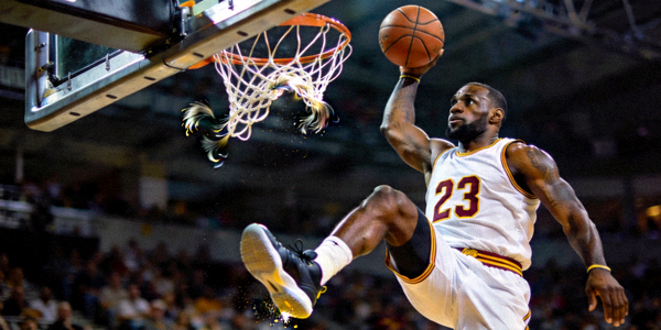 篮球运动员在比赛中突破上篮的空中姿态抓拍